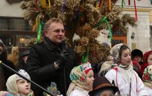 Фото 25: Різдвяного Дідуха встановили у Львові в переддень Різдва
