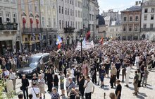 Фото 2: Похорон Ірини Фаріон: на Личаківському кладовищі у Львові зібралось кілька тисяч людей (фото, відео)