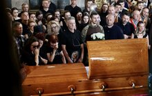 Фото 14: Похорон Ірини Фаріон: на Личаківському кладовищі у Львові зібралось кілька тисяч людей (фото, відео)