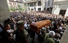 Фото 20: Похорон Ірини Фаріон: на Личаківському кладовищі у Львові зібралось кілька тисяч людей (фото, відео)
