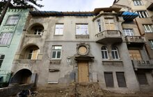 Фото 1: Чотири місяці після ракетного обстрілу на вул. Коновальця: учні вчаться у своїх класах, домівки мешканців відновлюють (відео)