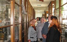 Фото 1: Для дідусів та бабусь організували екскурсію в Зоологічний музей