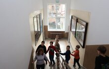 Фото 18: Чотири місяці після ракетного обстрілу на вул. Коновальця: учні вчаться у своїх класах, домівки мешканців відновлюють (відео)