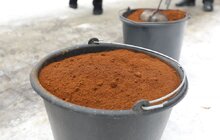 Фото 1: У парку Львова вперше використали кавову гущу для боротьби з ожеледицею