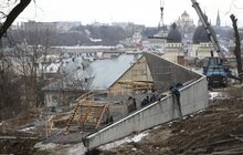 Фото 2: На Меморіалі пам’яті Героїв Небесної Сотні монтують портрети загиблих Героїв