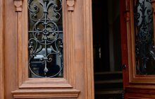 Фото 1: Реставратори відновили історичну браму, оздоблену мушлями