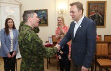 Фото 2: Мер Львова нагородив канадського підполковника Кріса К. Рівза Орденом св. Юрія