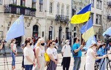 Фото 4: Біля Львівської міськради підняли кримськотатарський прапор
