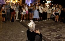 Фото 1: На площі Ринок показали вуличний містичний перформанс (відео)
