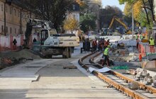 Фото 1: ІІ етап реконструкції вул. Шевченка: підрядник вже розпочав монтувати трамвайні плити і колію
