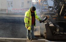Фото 16: Реконструкція вул. Б. Хмельницького: на відрізку від вул. Механічної до вул. Олійної стелять нижній шар асфальту