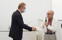 Фото 2: З нагоди Дня Державного Прапора депутати 1-го демократичного скликання отримали відзнаки від громади міста