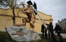 Фото 1: До Дня студента львівських левів одягнули у мантії