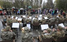 Фото 5: Оркестр Академії сухопутних військ виступив для переселенців у Львові