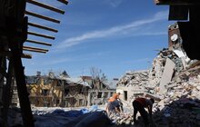 Фото 9: У будинках на вул. Коновальця демонтовують аварійні конструкції, які найбільше постраждали після ракетних обстрілів (відео)