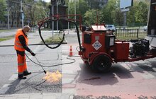 Фото 2: У Франківському районі Львова ліквідовують тріщини на дорожньому покритті
