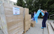 Фото 14: Благодійники передали 4 000 комплектів засобів захисту для медиків лікарні швидкої допомоги