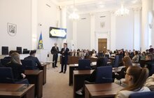 Фото 4: Європейські делегати, що приїхали на відкриття Молодіжної столиці у Львові, розпочали візит з покладання квітів молоді, що загинула через росію