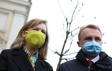 Фото 4: Мер Львова та тимчасово повірена у справах США в Україні спільно висадили на пл. Ринок рожевоквітний каштан