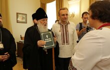 Фото 8: Святійший Патріарх Київський і всієї Руси-України Філарет вручив подарунки дітям з ДБСТ