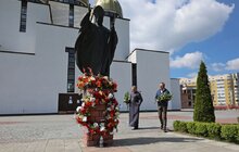 Фото 1: У Львові вшанували пам’ять Івана Павла ІІ біля пам`ятника на Сихові
