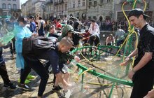Фото 5: Сьогодні на площі Ринок у Львові влаштували «Поливаний понеділок»
