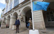 Фото 6: Львів вшановує 76-ту річницю депортації кримських татар: на флагштоці біля Ратуші підняли прапор
