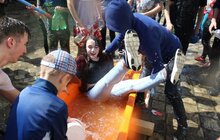 Фото 15: Сьогодні на площі Ринок у Львові влаштували «Поливаний понеділок»