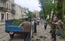 Фото 21: «До прибирання міста було задіяно сьогодні 1694 працівники комунальних підприємств і 72 одиниці техніки», - І. Маруняк