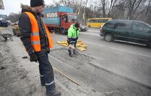 Фото 10: У всіх районах міста проводять робити з ліквідації ям на дорогах з використанням холодного асфальту