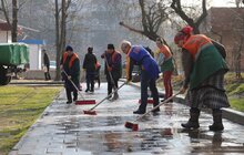 Фото 2: Комунальні служби продовжують дезінфікувати місто: миють вулиці, тротуари, зупинки транспорту, сходові клітки будинків