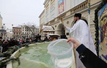 Фото 16: У Львові на пл. Ринок освятили воду, тож львів'яни упродовж дня можуть прийти і набрати її