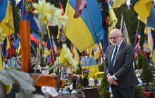 Фото 18: Європейські делегати, що приїхали на відкриття Молодіжної столиці у Львові, розпочали візит з покладання квітів молоді, що загинула через росію