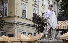 Фото 1: Скульптури на площі Ринок одягнули у вишиванки
