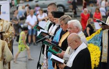Фото 8: Біля пам’ятника Т. Шевченку капела «Дударик» заспівала Акафіст до Пресвятої Богородиці