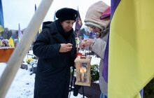 Фото 1: Вифлеємський вогонь миру першими отримали рідні полеглих захисників України на Личаківському цвинтарі