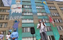 Фото 8: Сьогодні у Львові святкують День музики і День медика: на стіні лікарні швидкої медичної допомоги з виступом октету відкрили символічний мурал