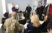 Фото 10: Мер Львова та Повірений в Справах Австралії відвідали урок англійської в Центрі надання допомоги учасника бойових дій