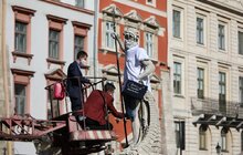 Фото 13: Статуї у центрі Львова одягнули у вишиванки та вишивані маски