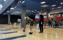 Фото 3: Лікування боулінгом: пацієнти центру НЕЗЛАМНІ грають у боулінг, аби відновити координацію рухів