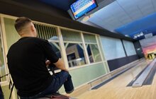 Фото 7: Лікування боулінгом: пацієнти центру НЕЗЛАМНІ грають у боулінг, аби відновити координацію рухів
