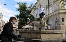 Фото 18: Статуї у центрі Львова одягнули у вишиванки та вишивані маски