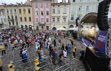 Фото 1: У Львові «Всьо чотко» — на пл. Ринок виступають Брати Гадюкіни