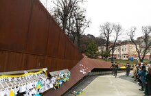 Фото 13: Сотні паперових ангеликів розмістили на Меморіалі Небесної Сотні у Львові