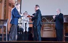 Фото 6: Під час перформансу у філармонії мер Львова вручив Філіпу Сендсу «Золотий герб міста»