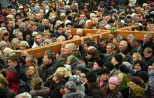 Фото 11: У Львові тисячі людей спільно молились під час Хресної ходи