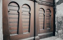 Фото 1: На вул. Лисенка відреставрували «плющеву» браму