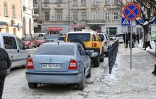 Фото 6: Водії приватних автомобілів продовжують паркуватись у недозволених місцях