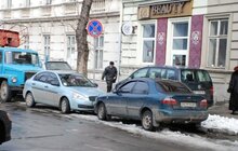 Фото 21: У Львові закликають водіїв не паркувати автомобілі у не відведених для цього місцях