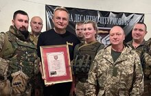 Фото 1: Мер Львова від громади міста передав військовим 100 дронів
